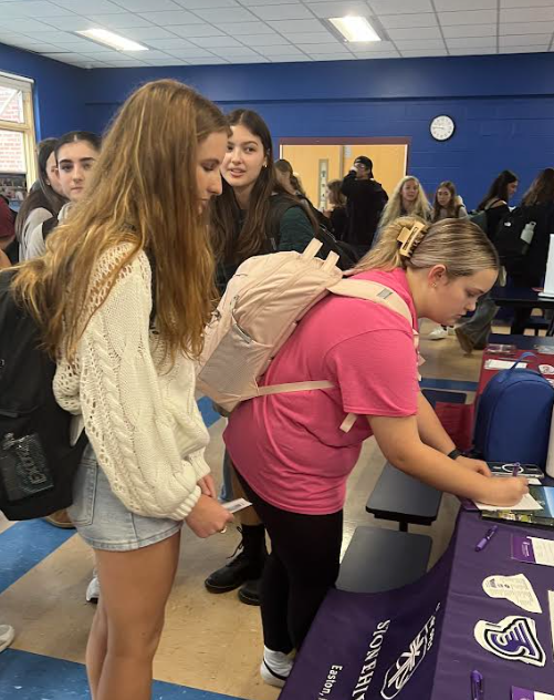 image of high school students attending the college fair