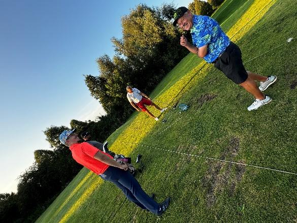 Ein Bild, das Gras, draußen, Himmel, Person enthält.

Automatisch generierte Beschreibung