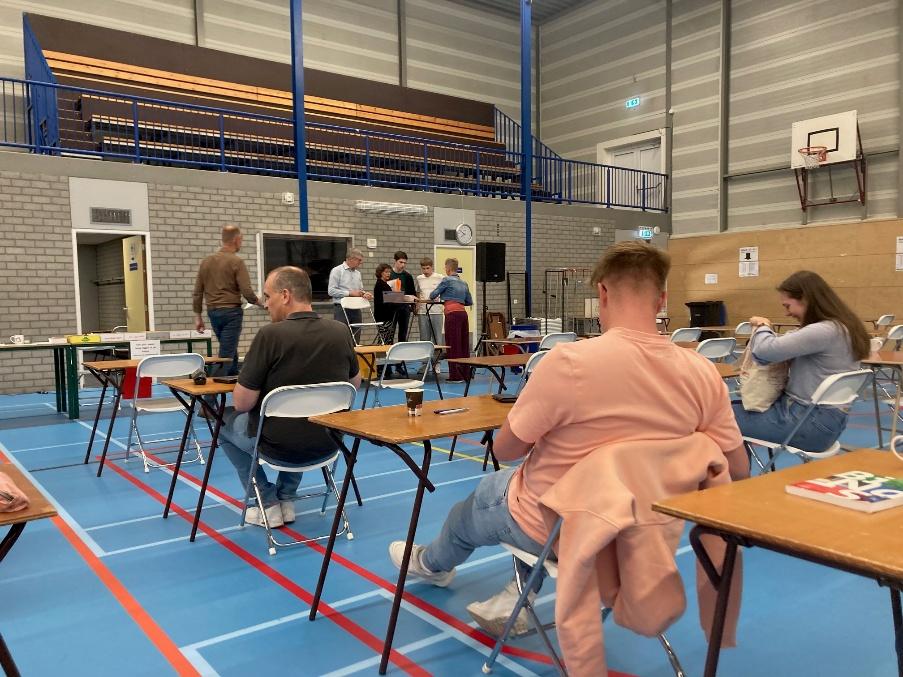 Afbeelding met kleding, persoon, meubels, overdekt

Door AI gegenereerde inhoud is mogelijk onjuist.