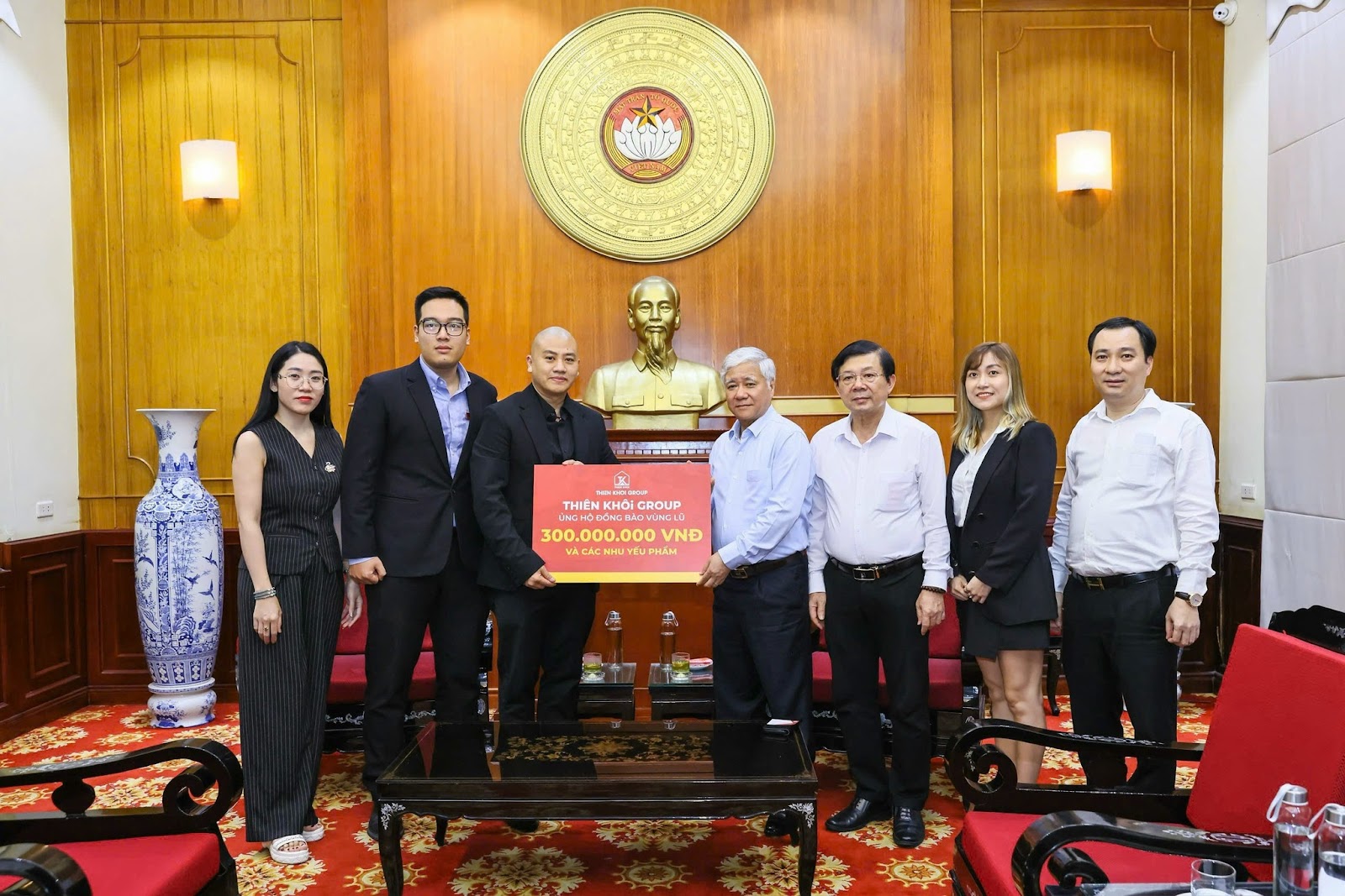 Đại diện Thiên Khôi Group trao tặng số tiền ủng hộ đồng bào bị thiệt hại do cơn bão số 3 gây ra 