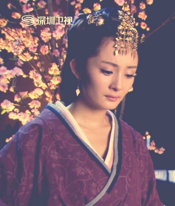 This contains an image of  Yang Mi in in traditional Hanfu