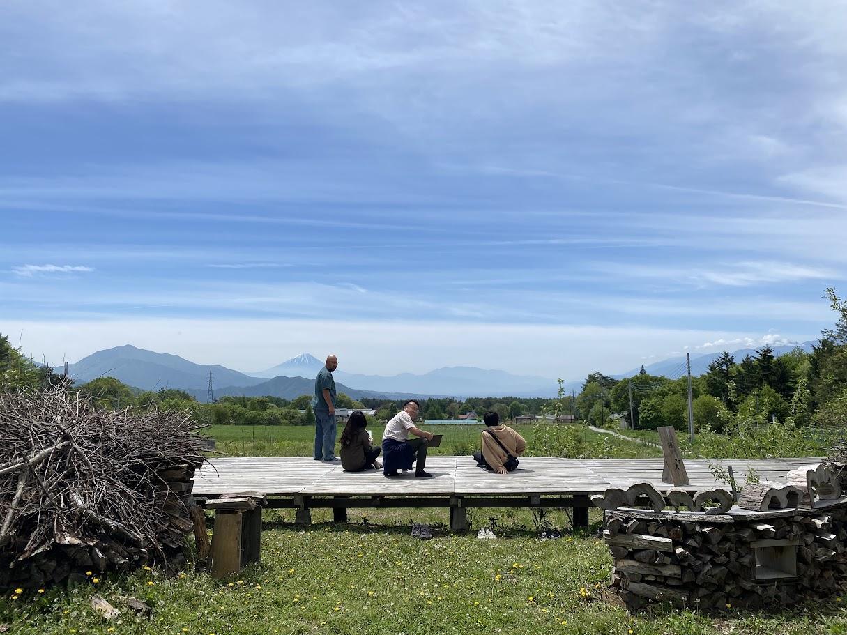 草, 屋外, ベンチ, 建物 が含まれている画像

自動的に生成された説明