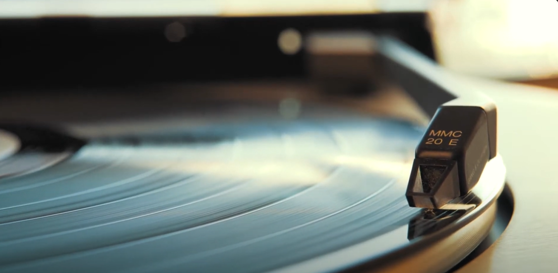 An MMC 20 E cartridge playing a vinyl record.