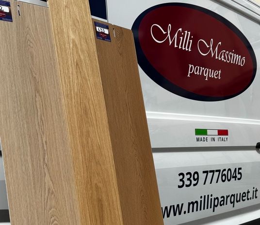 step appoggiato al furgone MIlli Parquet