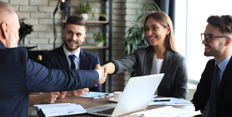 4 personas en una oficina creando alianzas estratégicas para mejorar la logística de sus negocios. 