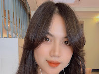 Gadis Cantik dengan Gaya Rambut yang Menggoda