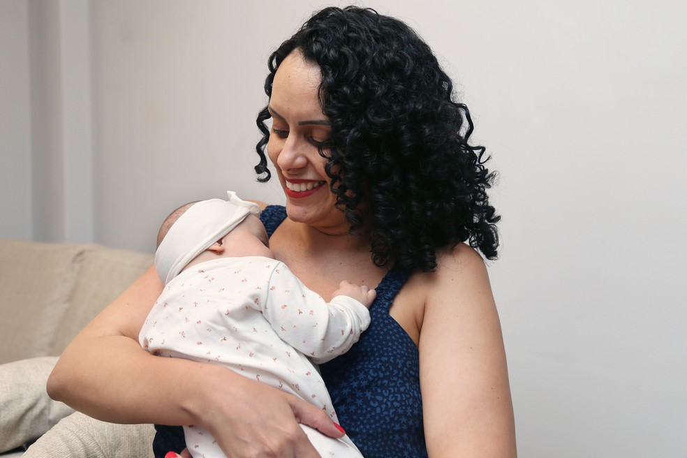 Andreia  me da pequena Helena, de 4 meses.  Foto: Marcelo Bazilio/Ses-RJ