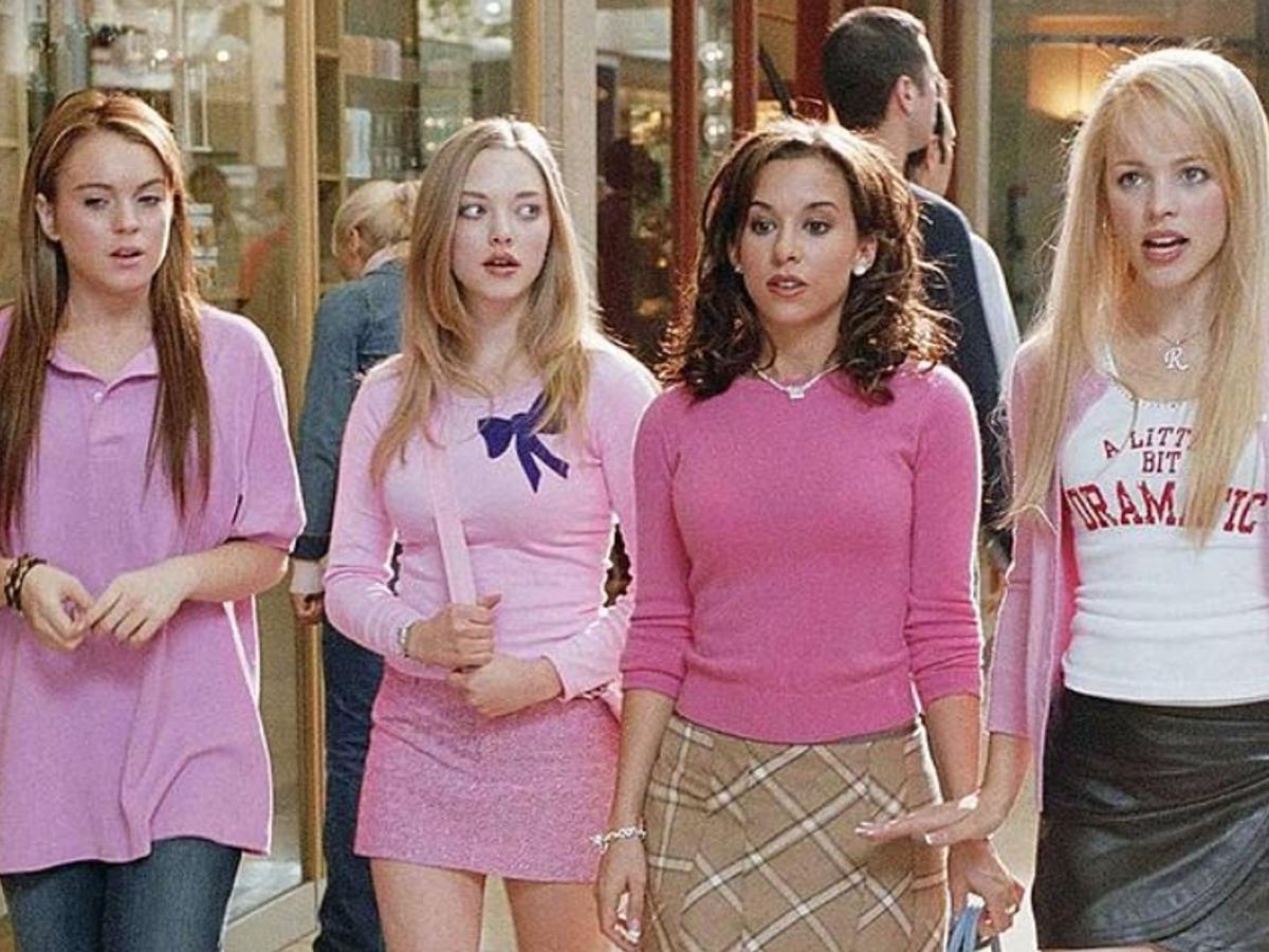 Cuatro chicas adolescentes vestidas de rosa caminando en un centro comercial en la película Mean Girls.