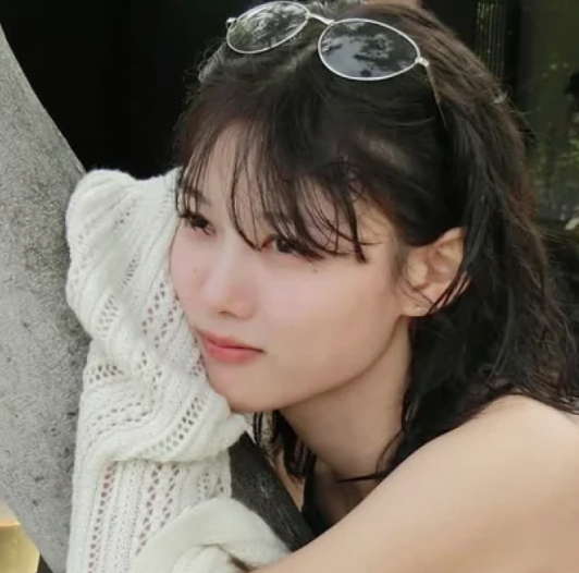 This contains an image of Kim Yoo Jung Holiday Photos