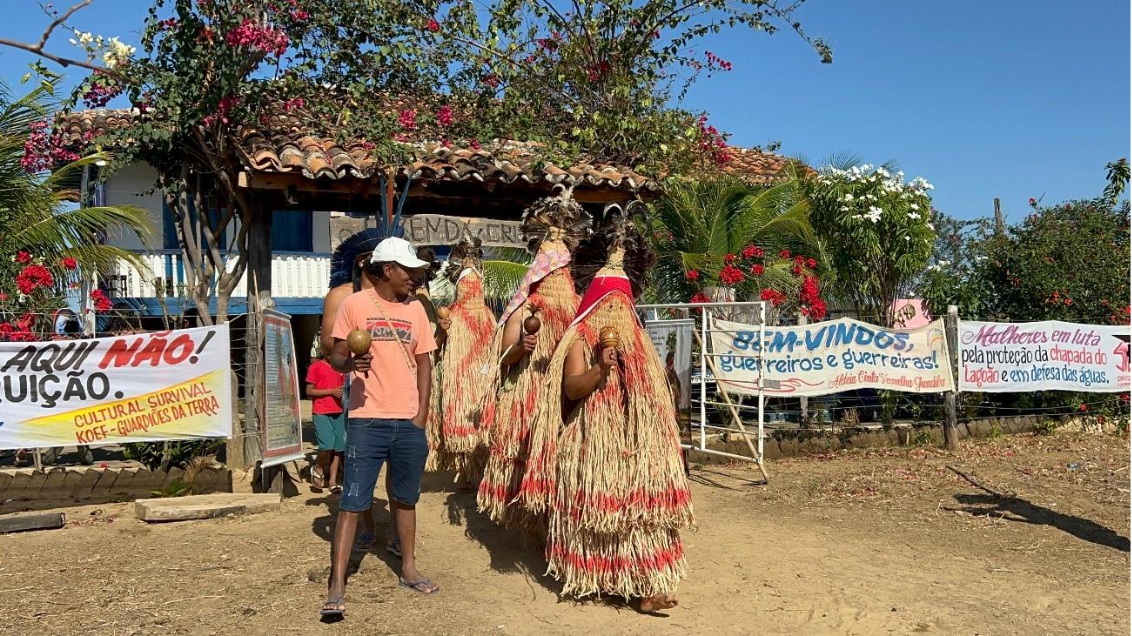 Pessoas ao redor de uma árvore

O conteúdo gerado por IA pode estar incorreto.