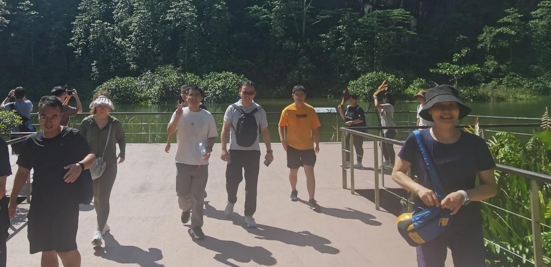 一群人走在路上

描述已自动生成