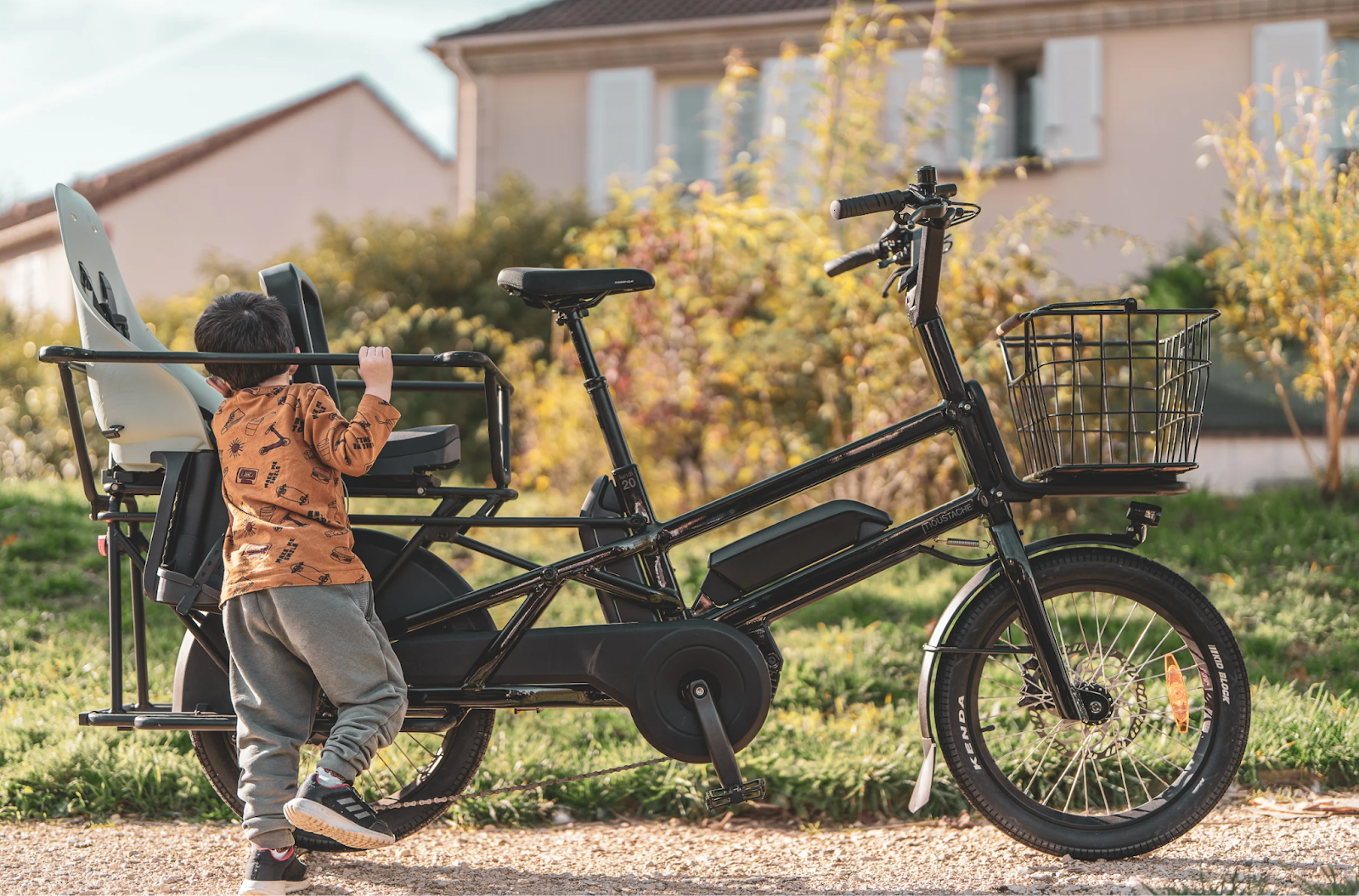 Un vélo cargo électrique de location à Paris pour les familles