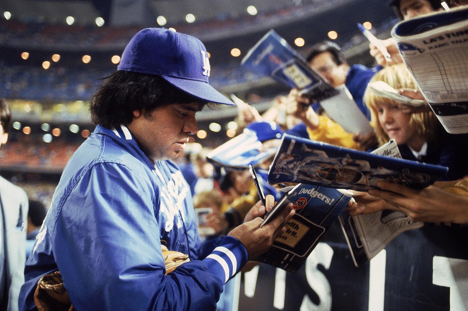 Fernando Valenzuela signs autographs for fans at Dodger Stadium in Los Angeles, California on April 24, 1981 | Source: Getty Images