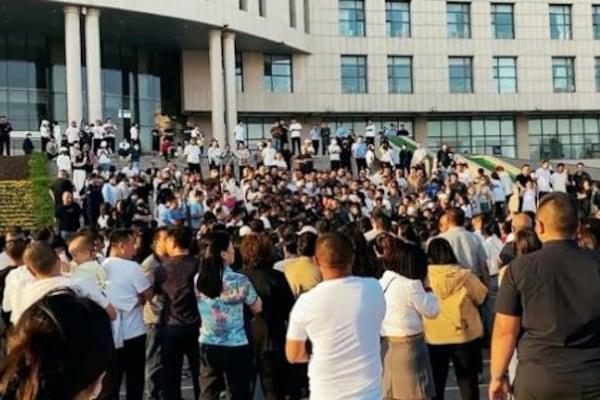 11日，河北南宫千名家长到当地政府抗议丰翼小学被关停。