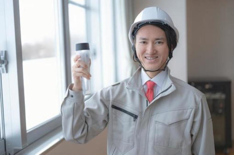 工事後のアフターケア　永久点検を行う作業員