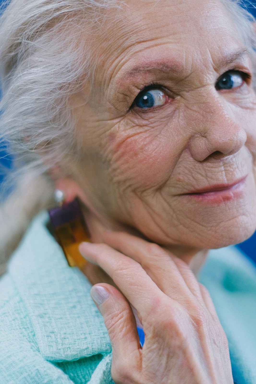 A smiling older lady looking to her side | Source: Pexels