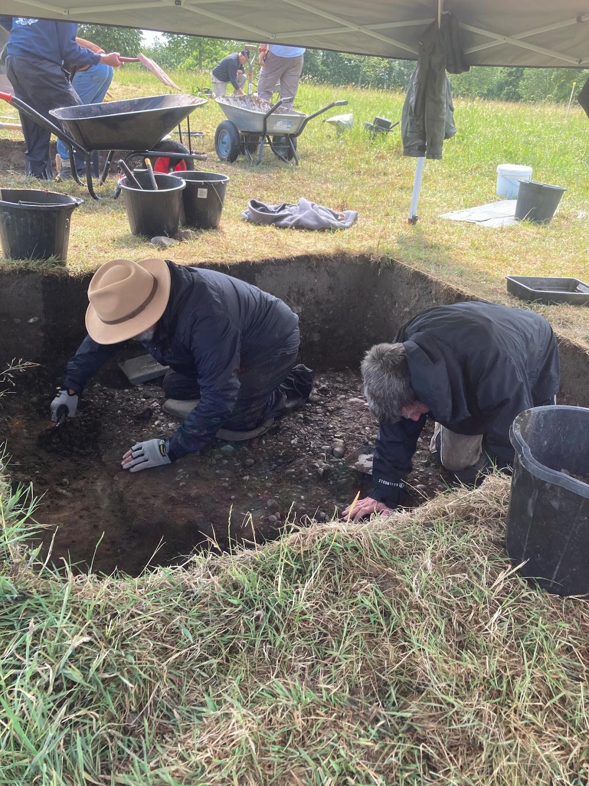 A couple of men digging in a hole

AI-generated content may be incorrect.
