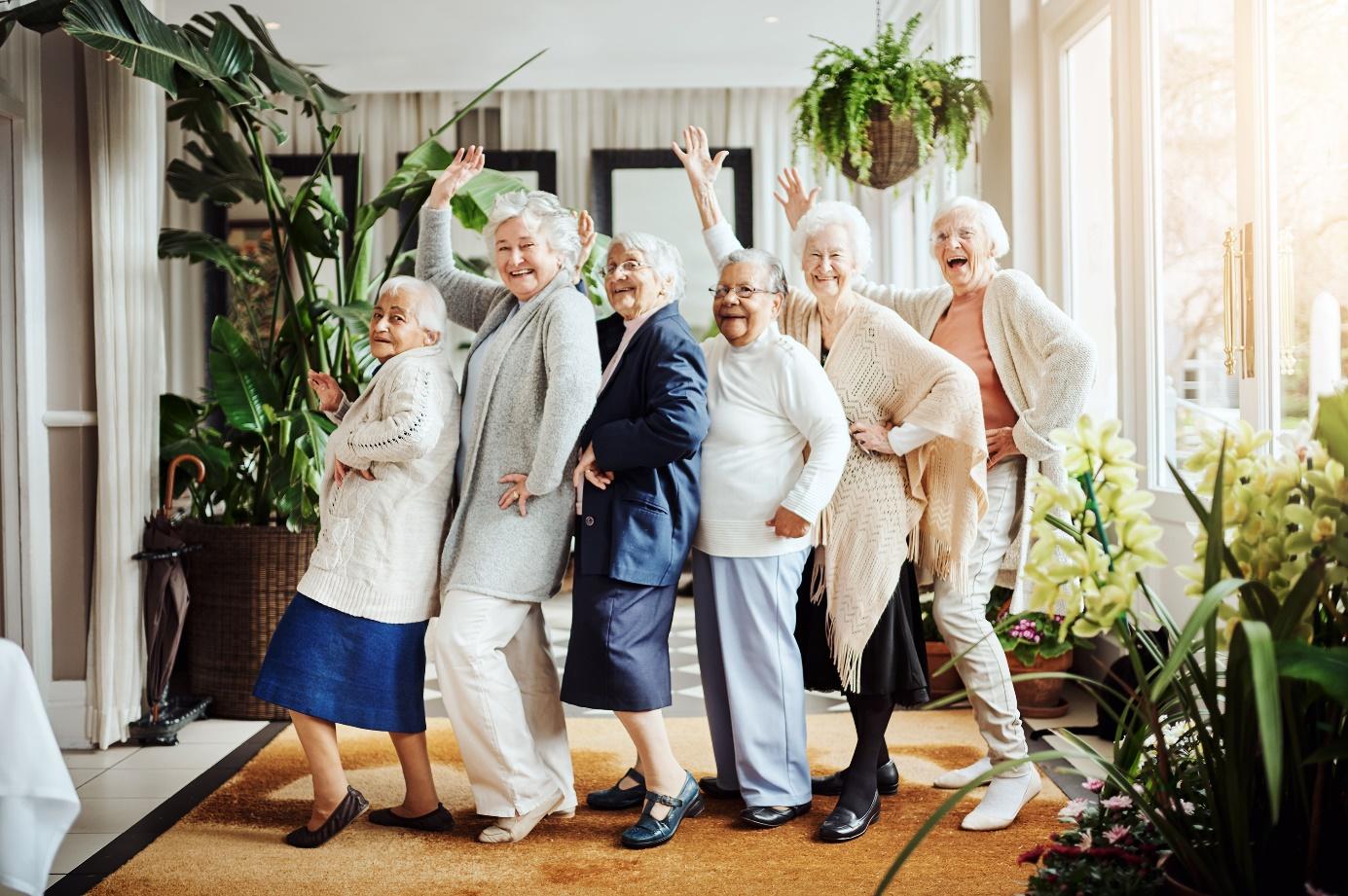 Gamla kvinnor på pensionshem