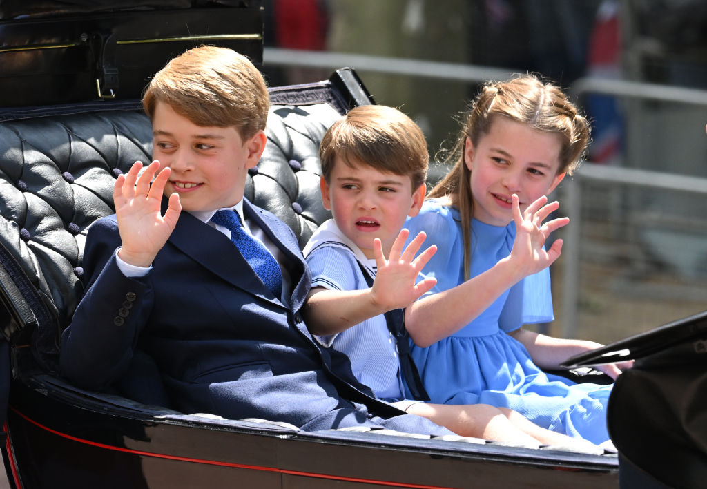 Le prince Louis, le prince George et la princesse Charlotte saluent la foule.