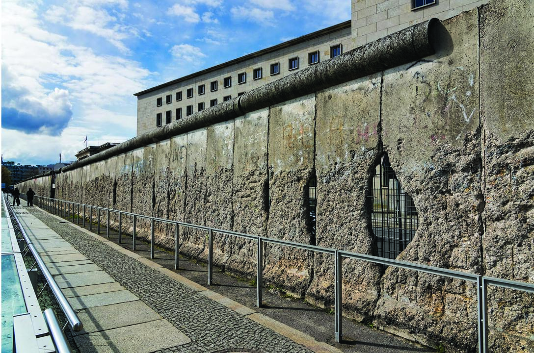 A stone wall with metal railings

AI-generated content may be incorrect.