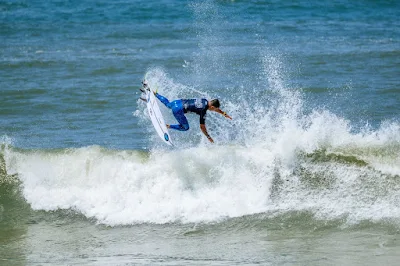 Deivid Silva se classifica para a semifinal do Corona Saquarema Pro (Foto: WSL)