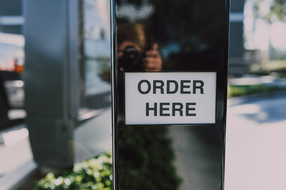 Best Restaurant Ordering Method: QR Code Ordering vs Kiosk 