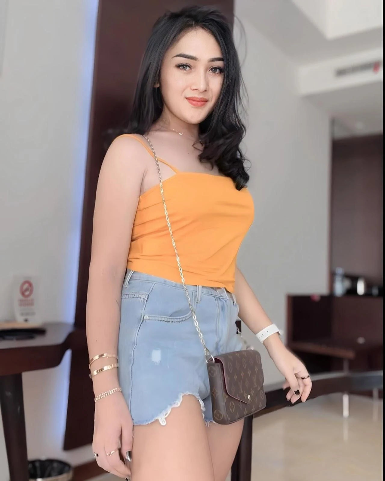 Cewek Cantik dengan Bibir Merah Menggoda, bibir merah, cewek cantik, gadis sensual
