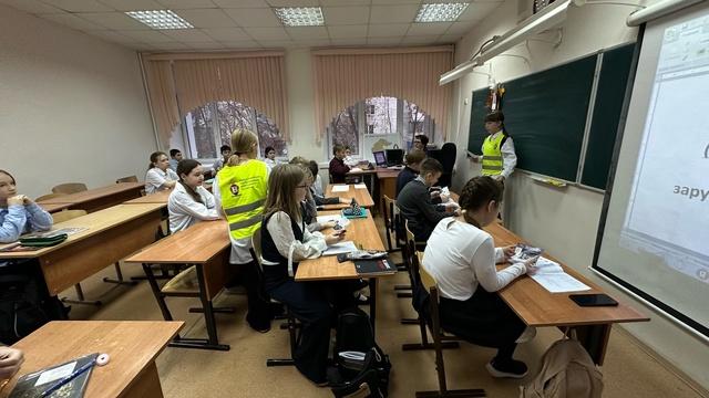 Изображение выглядит как в помещении, одежда, человек, мебель

Автоматически созданное описание