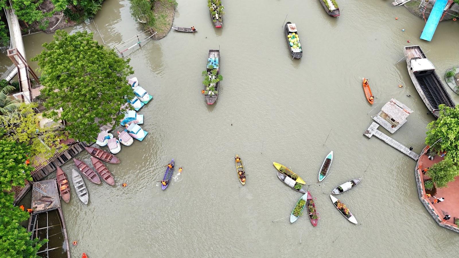 A group of boats in a riverDescription automatically generated