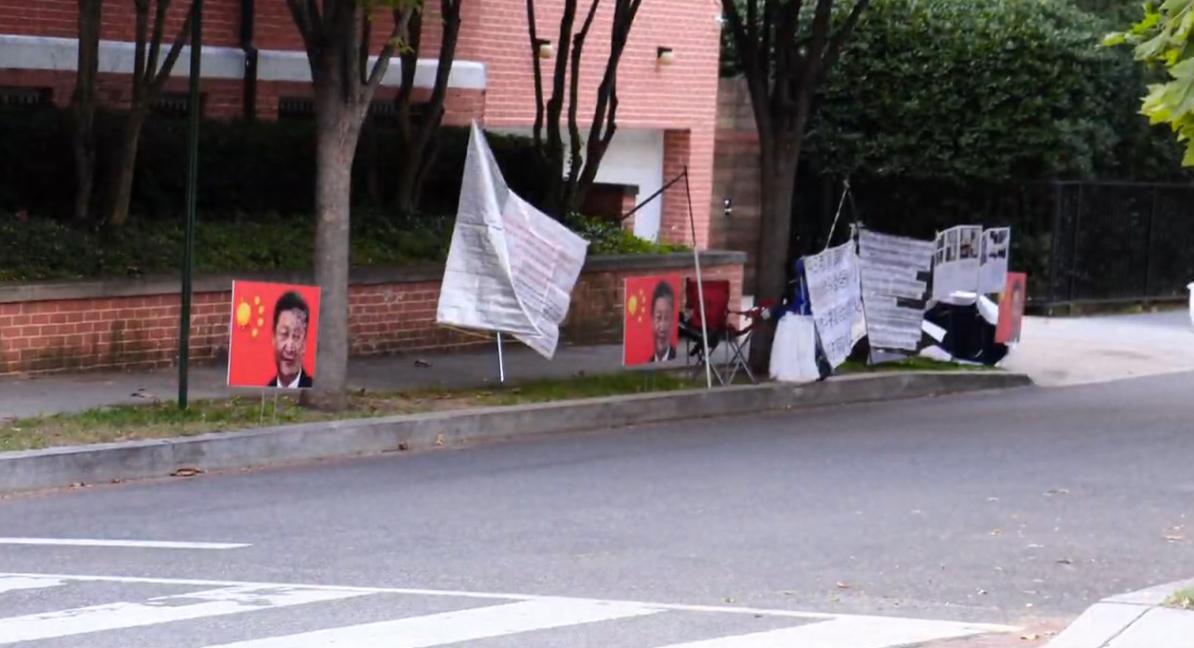 访民在中国驻美大使官邸前放置的图片与抗议标语（视频截图/记者Jim Jo）