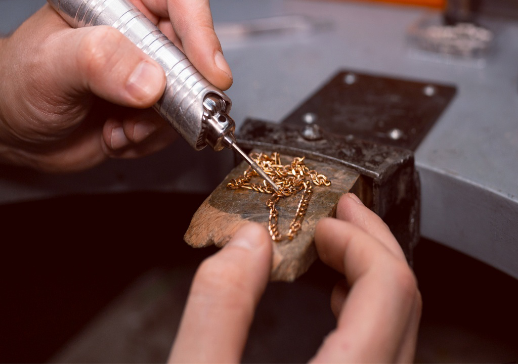 jeweler-s-hands-making-jewellery (1)_副本