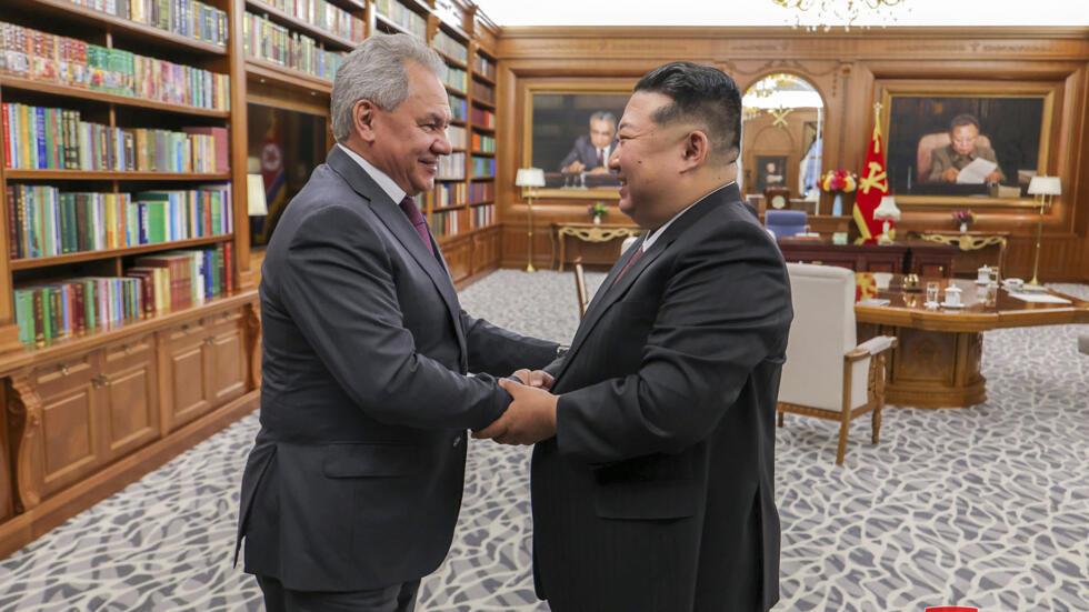 Pyongyang a lancé une offensive diplomatique, mais également en termes de propagande. Ici, Le dirigeant nord-coréen Kim Jong-un, à droite, serre la main du secrétaire du Conseil de sécurité russe, Sergueï Shoïgu, à Pyongyang, en Corée du Nord, le mercredi 4 juin 2025.