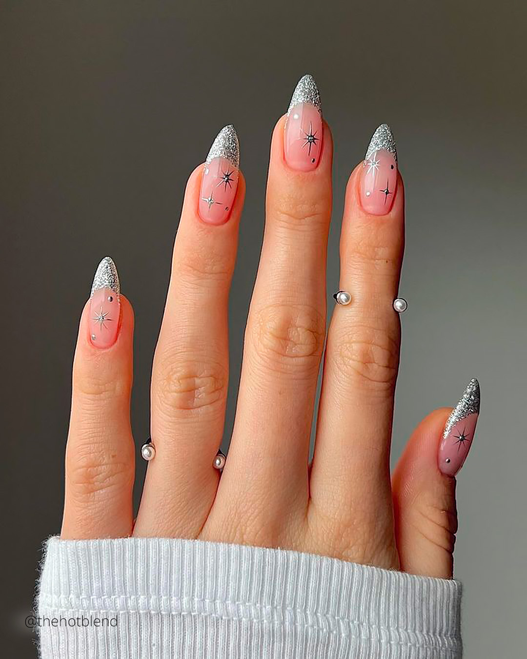 winter wedding nails silver with stars thehotblend