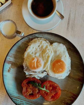 Free A plate with two eggs and tomatoes on it Stock Photo