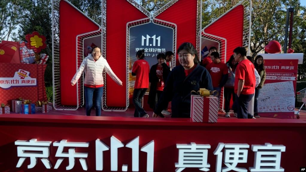 资料照:中国电子商务平台京东北京总部的“双十一”网上零售盛会的展台。(2023年11月11日)
