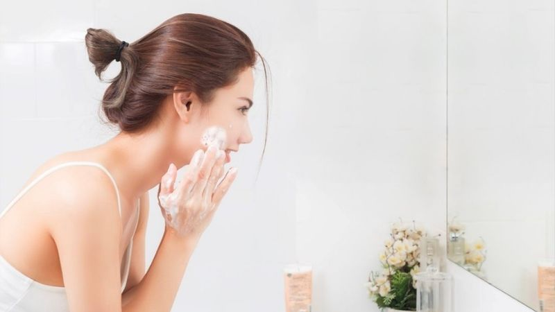 Nuôi chó mèo có gây mụn không? Cách vệ sinh da mặt đúng cách 6