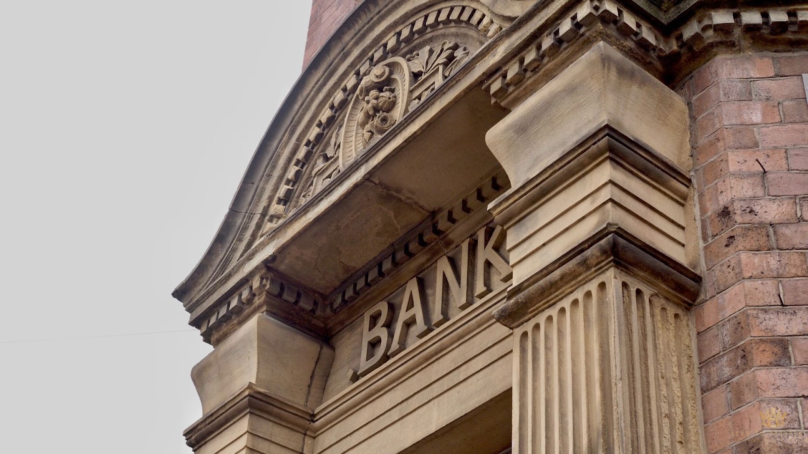 Community Bank Vs National Bank Commercial Lending: Which Is Better For 2025?