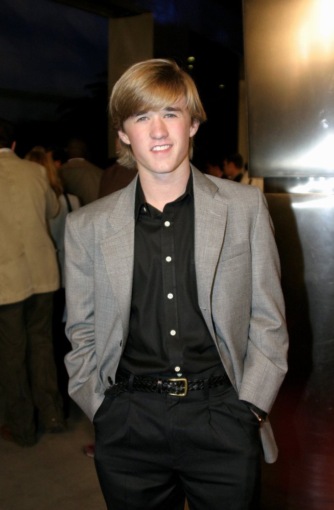 Haley Joel Osment pose pour un appareil photo lors d'un événement.