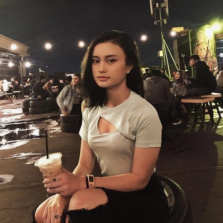 Gadis Manja Membuat Hati Meleleh, gadis manja, cewek imut, tatapan menggoda