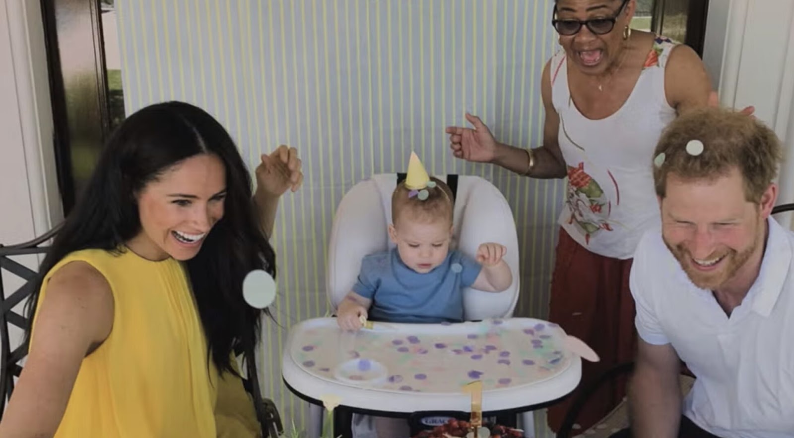 Une photo de Harry et Meghan avec enfant.