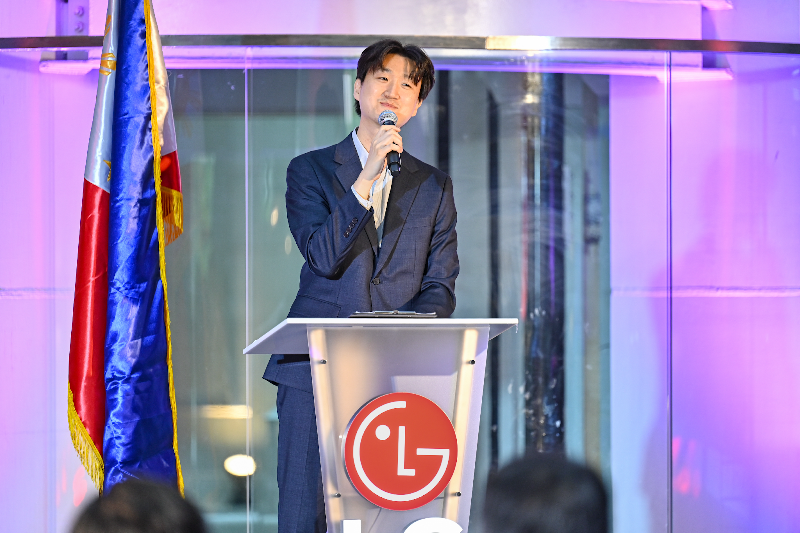 Celebrating 12 Years of OLED Excellence, LG Showcases “Fragments” by Isaiah Cacnio at the National Museum of Natural History