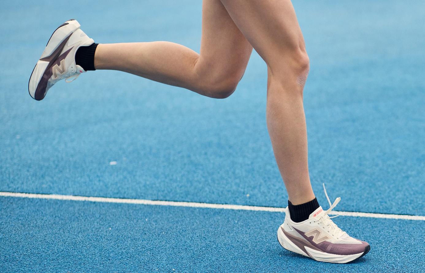 Ein Bild, das Schuhwerk, Person, Wade, Schuh enthält.

KI-generierte Inhalte können fehlerhaft sein.