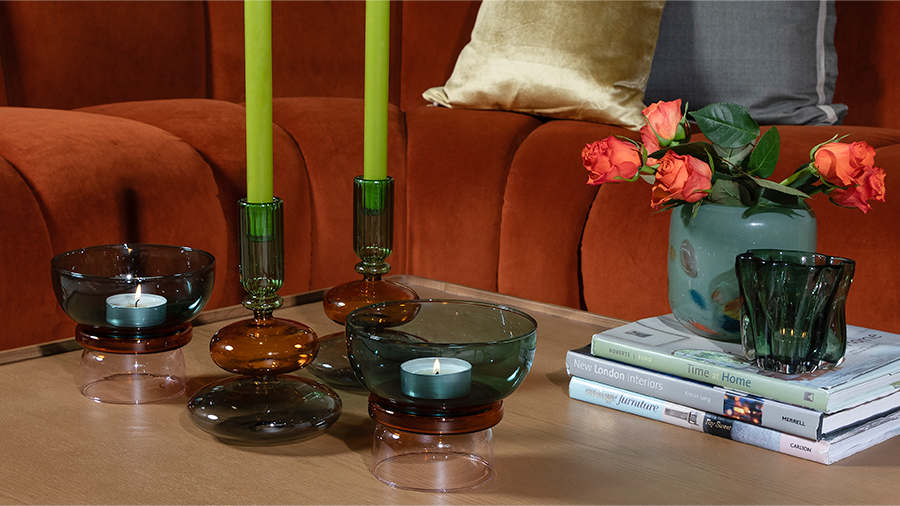 A table with candles and a vase of roses

AI-generated content may be incorrect.