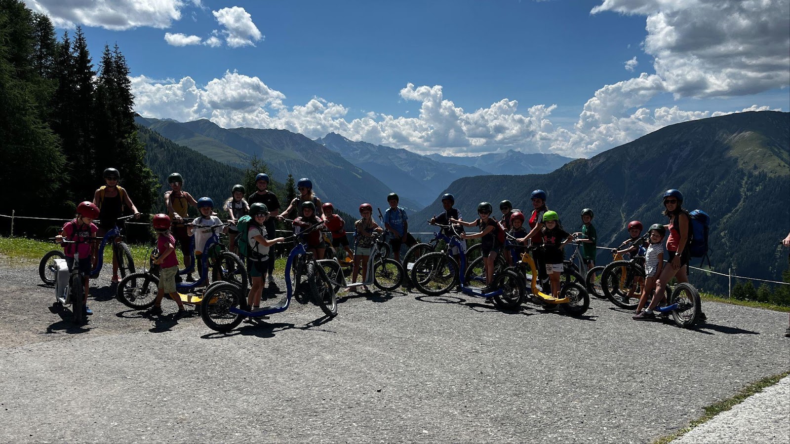 Ein Bild, das draußen, Himmel, Fahrrad, Sportausrüstung enthält.

Automatisch generierte Beschreibung