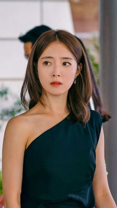 A picture of Lee Se Young wearing a black gown and brown hair