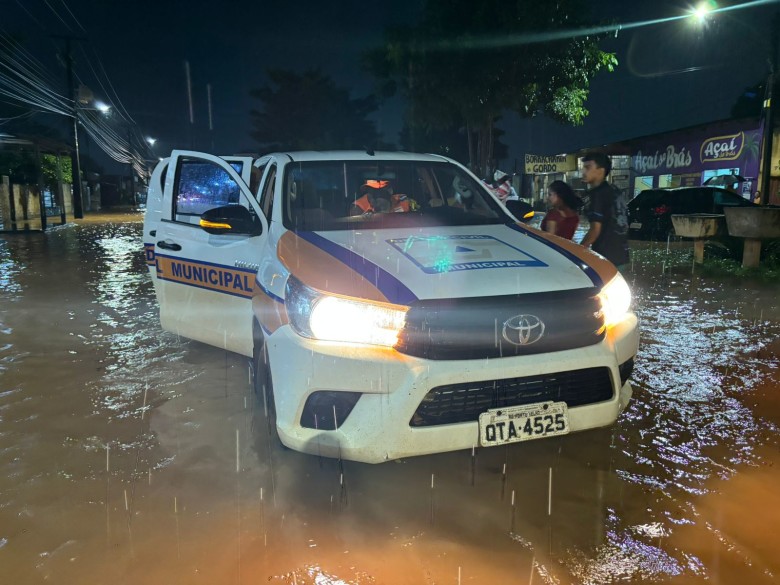 Pedestres são orientados a evitar caminhar em ruas alagadas