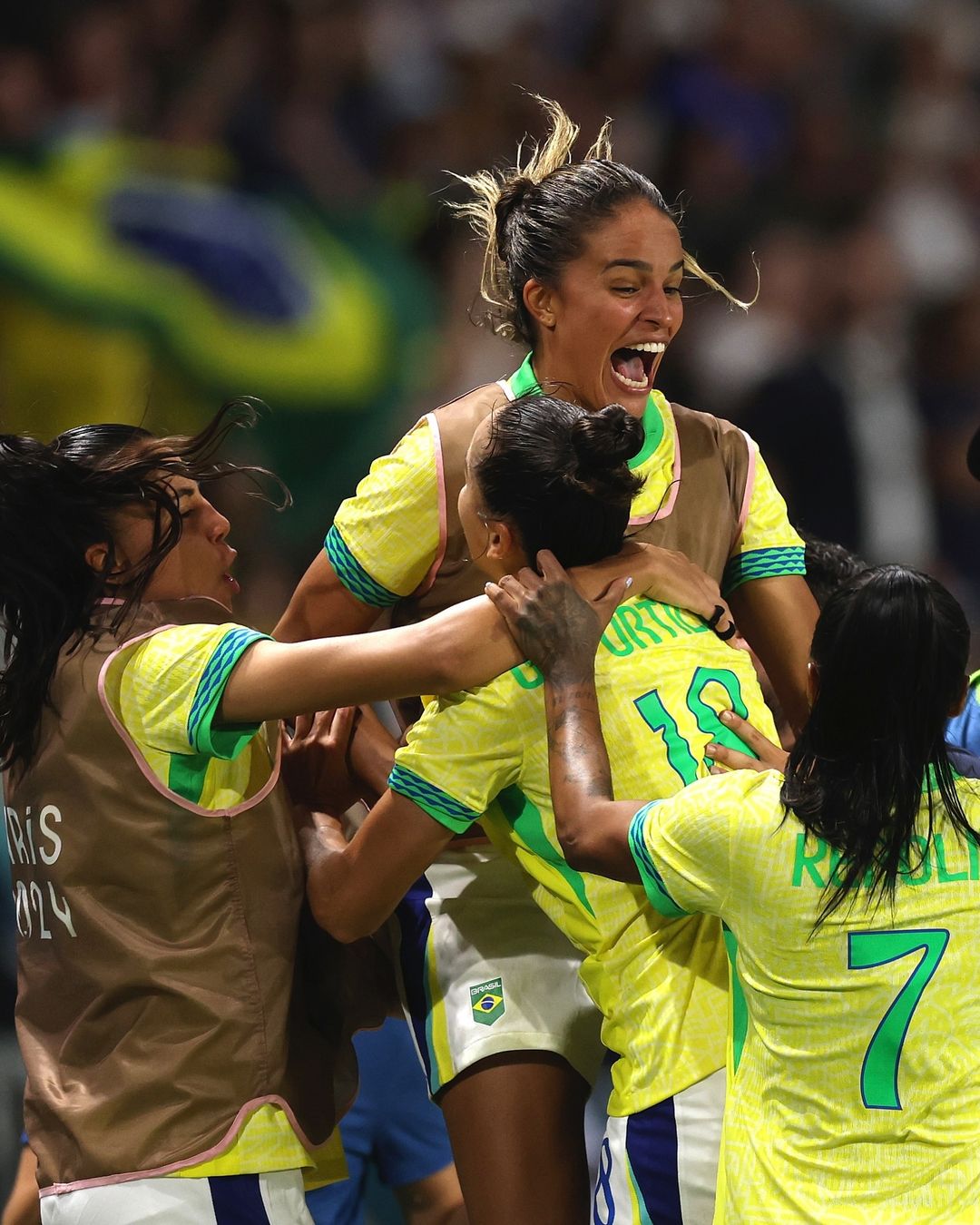 Elenco do Brasil comemorando o gol na França nas quartas de final das Olimpíadas de 2024, em Paris