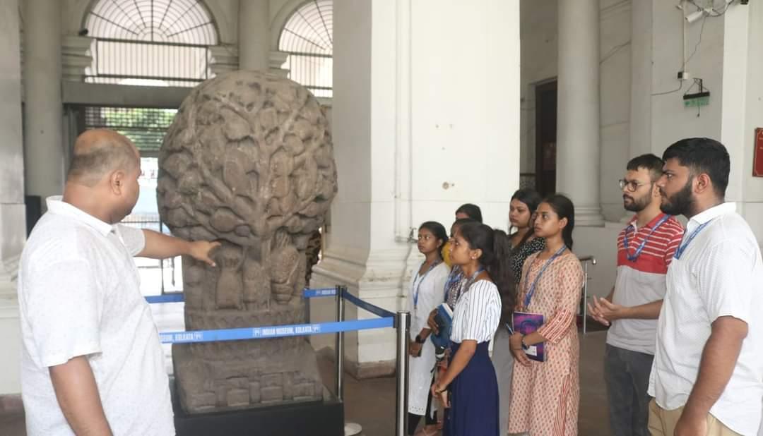 A group of people looking at a statue

AI-generated content may be incorrect.