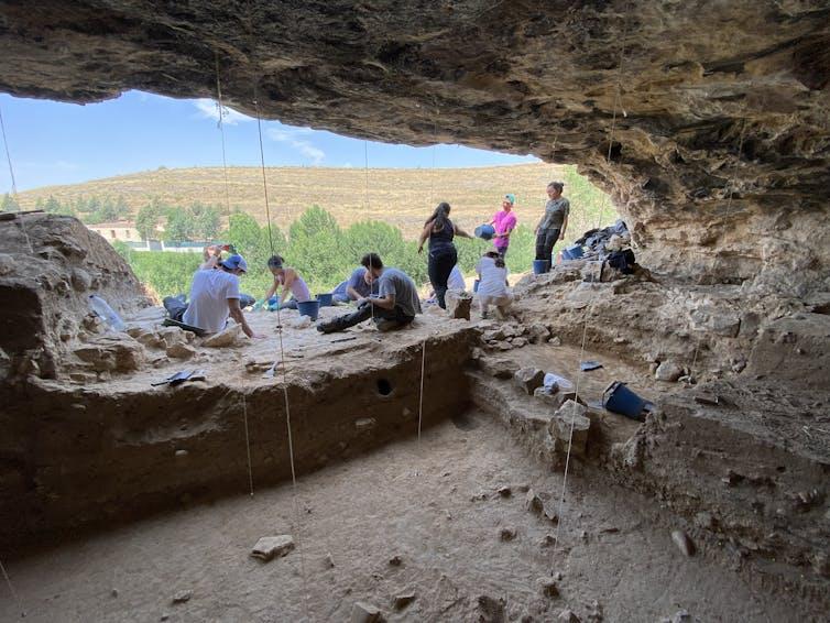 A group of people in a cave

AI-generated content may be incorrect.