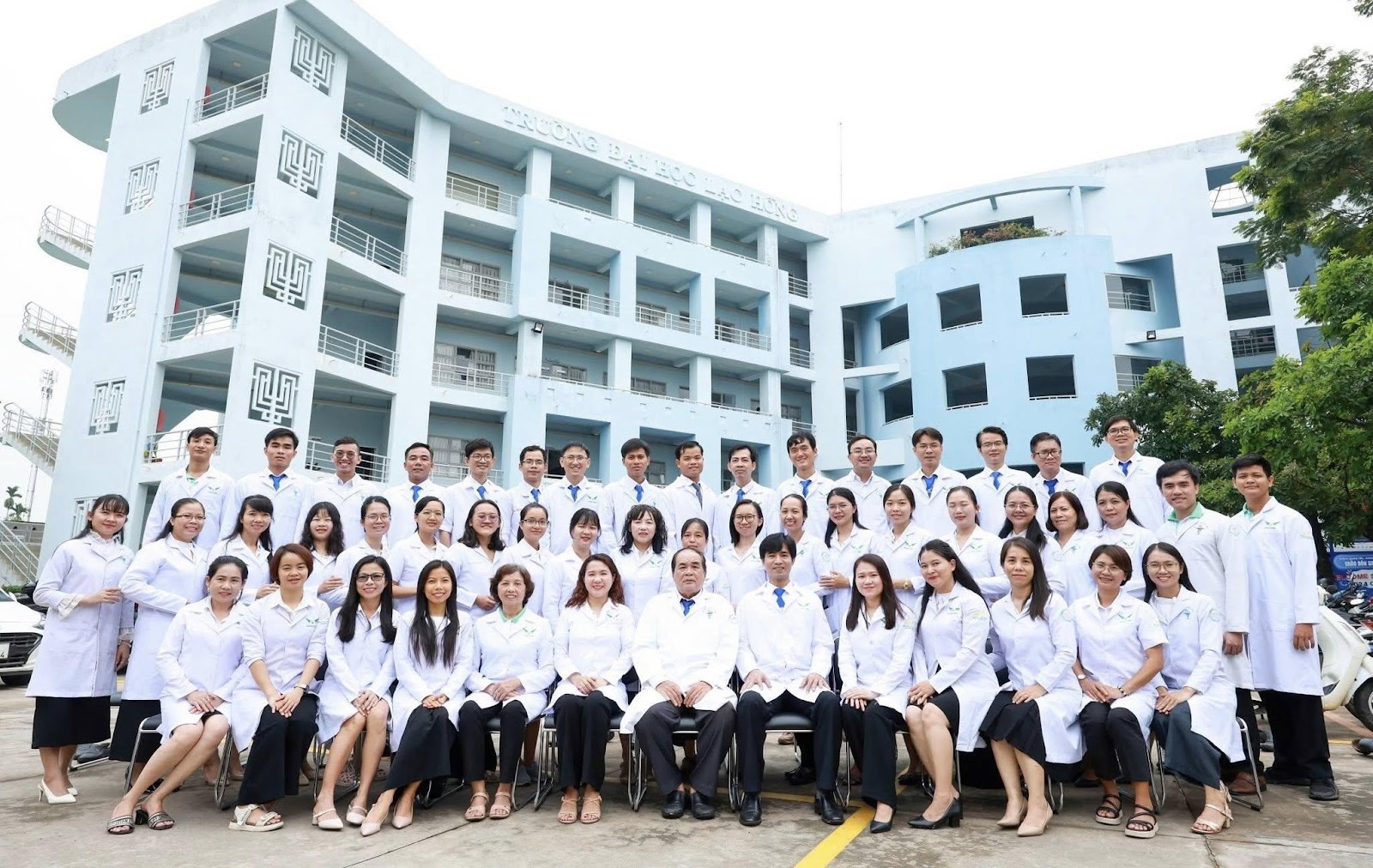 Có thể là hình ảnh về 2 người và bệnh viện